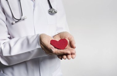 Kalbinde dikkat çekici. Doktor holding kırmızı kalp