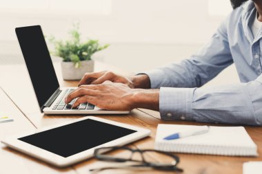 Afrikalı-Amerikalı işadamı dizüstü bilgisayarda yazarak