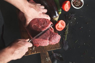 Şef kesme fileminyon ahşap tahta üzerinde