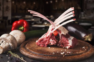 Ham ahşap tahta üzerinde kuzu raf