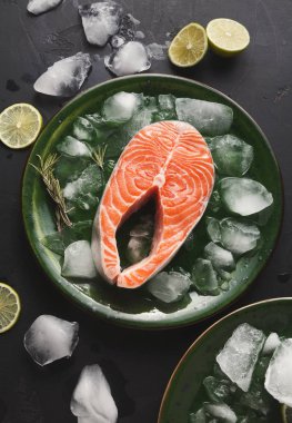 Koyu arka plan üzerinde buz ile taze somon