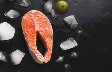 Buz, koyu arka plan ile taze somon