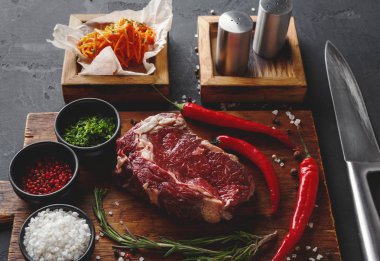 Ahşap masa, tatlı baharatlar ile kaburga eti