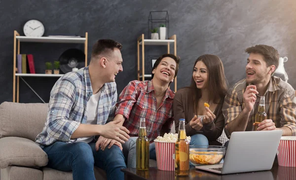 Amigos felices viendo película de comedia — Foto de Stock