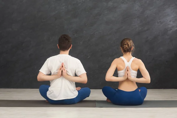 Tineri cuplu în clasa de yoga, spate stretching — Fotografie, imagine de stoc