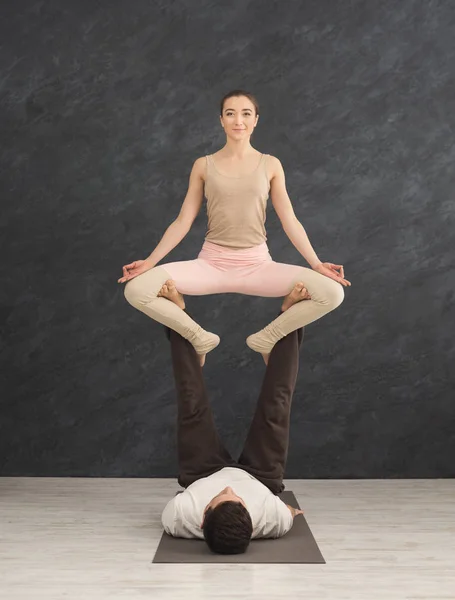 Młoda para razem praktykują acroyoga na mat — Zdjęcie stockowe