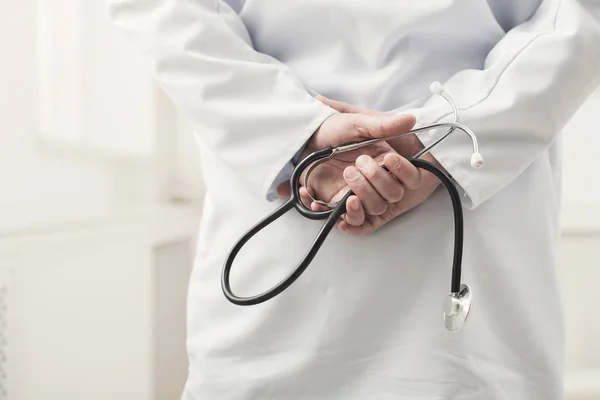 Mão Masculina Segurando Estetoscópio Closeup Médico Está Pronto Para Verificar — Fotografia de Stock