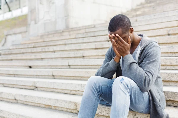 Verzweifelter afrikanisch-amerikanischer Student sitzt auf Treppe im Freien — Stockfoto