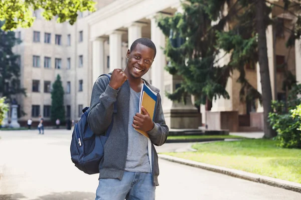 Succès étudiant afro-américain avec des livres sur le campus universitaire — Photo