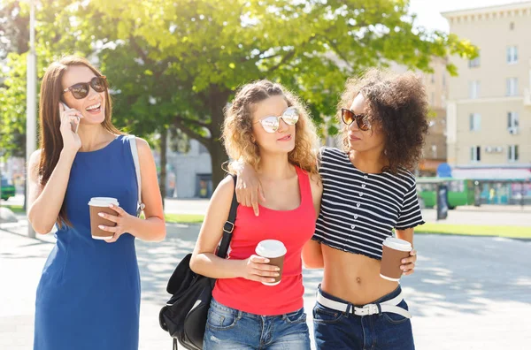 Happy girls with take away coffee outdoors — Stock Photo, Image