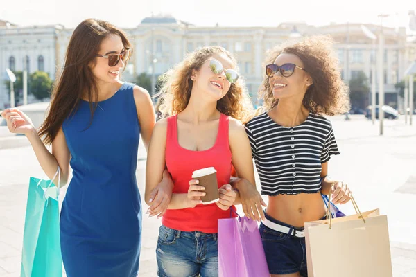 Feliz amigos femininos ao ar livre — Fotografia de Stock