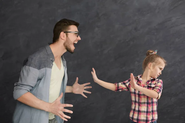 Отец и дочь спорят и кричат — стоковое фото