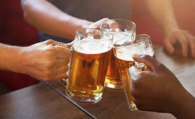 Light bira gözlük ile toasting arkadaşlar