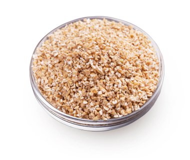 İzole üzerinde beyaz arpa ile kase irmik