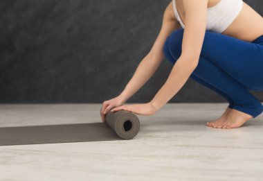 Fitness mat egzersiz kopya alanı için yukarı haddeleme