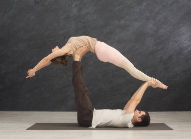Genç çift acroyoga mat birlikte pratik