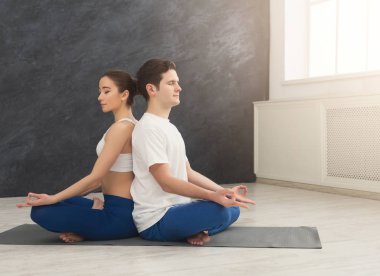 Genç çift meditasyon birlikte, arka arkaya