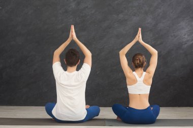 Genç çift padmasana içinde oturan yoga uygulamak