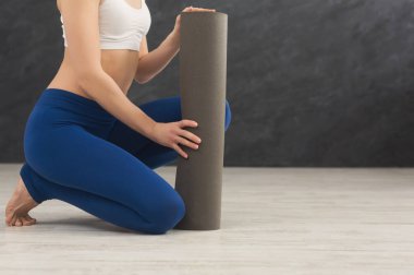 Fitness mat egzersiz kopya alanı için yukarı haddeleme