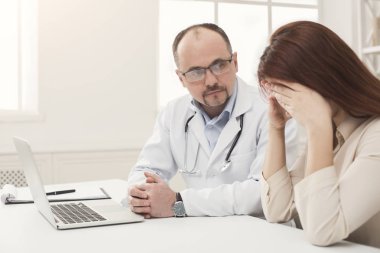 Hastanede doktor danışmanlık kadın