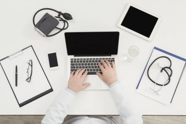 Doktor Ofis Masası, üstten görünüm oturan