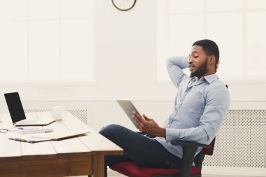 Genç siyah işadamı tablet ile çalışma