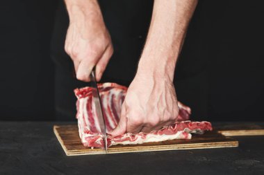 Şef kesme rack kuzu ahşap tahta üzerinde