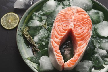 Koyu arka plan üzerinde buz ile taze somon