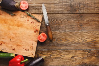 Bıçak, sebze ve rustik arka planda, üstten görünüm, baharatlar ile ahşap resepsiyon alanı kopyalayın.