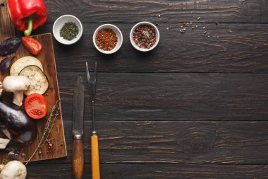 Kahverengi zemin üzerinde sebze ile ahşap masa