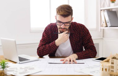 Genç mimar ofis planları ile çalışma