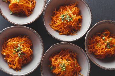 Siyah arka plan üzerine Rus Kore salatası