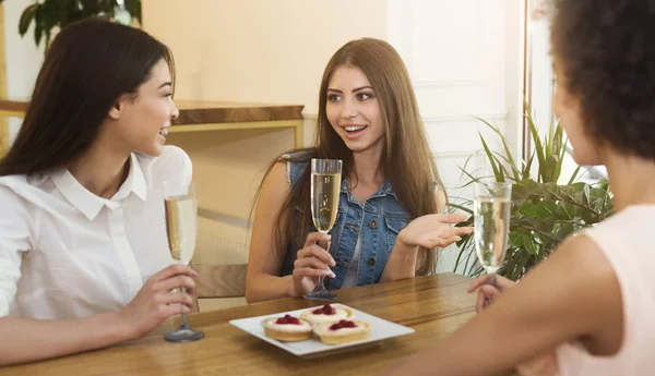 Kafede oturan, şampanya içiyor ve konuşmak kız — Stok fotoğraf