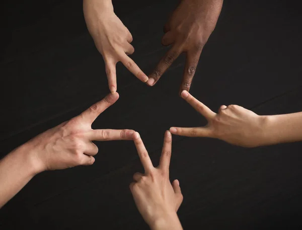Estrella hecha de dedos de la mano og personas multiétnicas — Foto de Stock