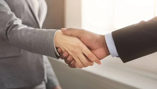 Business man and woman shaking hands — Stock Photo, Image