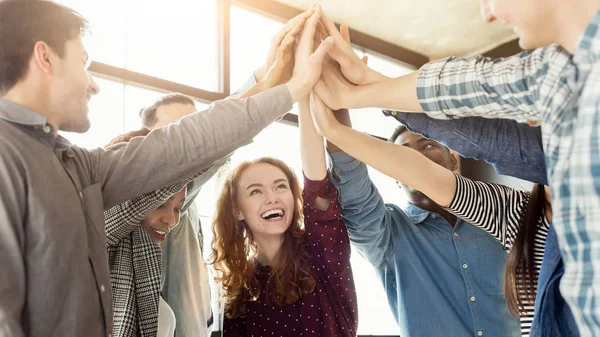 Équipe de collègues unis debout avec les mains ensemble — Photo