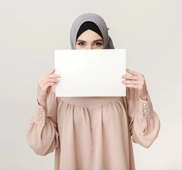 Wanita Islam dengan papan kosong di atas putih — Stok Foto
