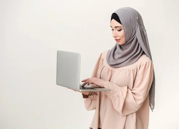 Wanita bisnis Saudi menggunakan laptop di latar belakang studio — Stok Foto