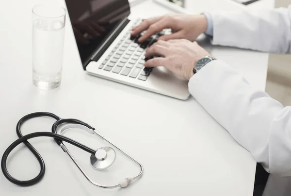 Close-up van dokter handen op laptop toetsenbord — Stockfoto
