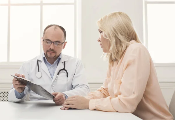 Médico de consulta mujer en el hospital — Foto de Stock