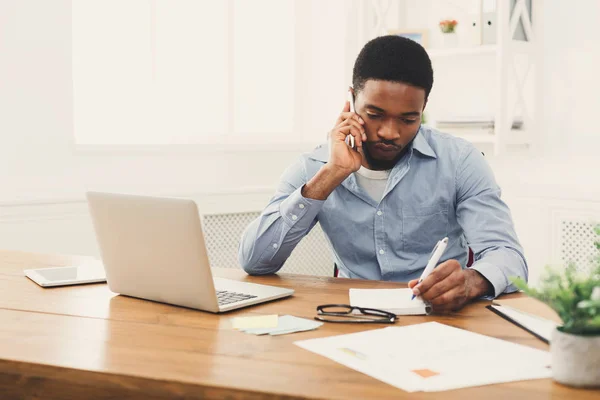 Jonge zwarte zakenman praten op mobiele telefoon — Stockfoto