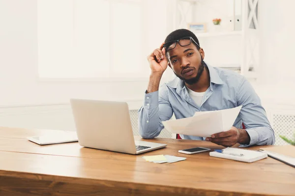 Joven hombre de negocios negro trabajando con portátil —  Fotos de Stock