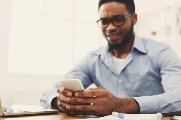 Jeune homme d'affaires noir utilisant un téléphone mobile — Photo