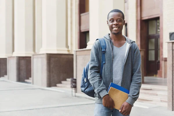 Αφρικανικός-Αμερικανός μαθητής με βιβλία στην πανεπιστημιούπολη — Φωτογραφία Αρχείου