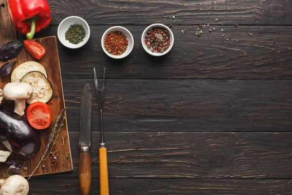 Kahverengi zemin üzerinde sebze ile ahşap masa