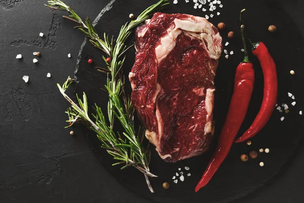 Ahşap masa, tatlı baharatlar ile kaburga eti