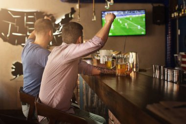 Futbol maçı izlerken ve bira içme iki arkadaş