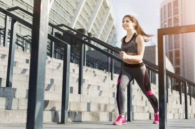 Sportif kadın Stadyumu merdivenlerde koşma