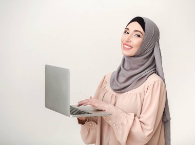 Suudi kadın studio geçmiş vasıl dizüstü bilgisayar kullanarak