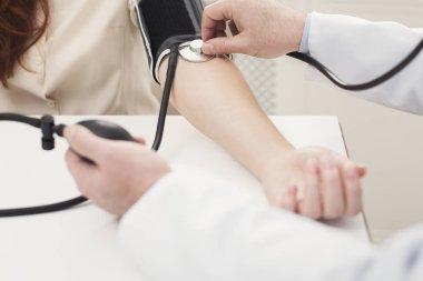 Doktor el tonometer kullanarak closeup